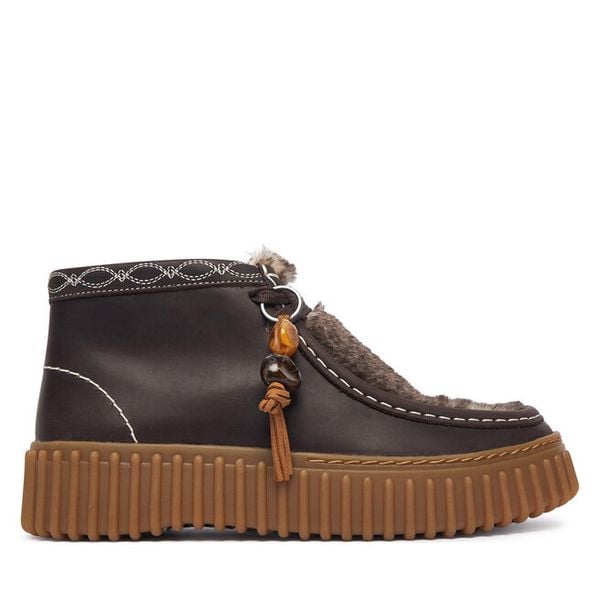 Trzewiki Clarks. Brązowe botki Clarks, bez wzorów, bez obcasa, na płaskiej podeszwie, bez zapięcia. Za 519.99 zł.