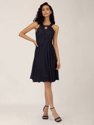 APART Sukienka w kolorze granatowym rozmiar: 34. Niebieskie sukienki Apart, bez wzorów, z koronki, bez kołnierzyka, bez ramiączek, midi. Za 118.45 zł.