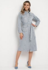 Jasnoniebieska Koszulowa Sukienka Jeansowa z Bawełny z Kieszeniami i Materiałowym Paskiem Udettia. Niebieskie sukienki Born2be, na co dzień, m, bez wzorów, z bawełny, eleganckie, bez kołnierzyka, bez ramiączek, koszulowe. Za 209.99 zł.