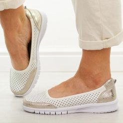 Białe ażurowe skórzane baleriny damskie Vinceza 95369. Białe baleriny VINCEZA, w ażurowe wzory, z jeansu, bez obcasa, na płaskiej podeszwie. W wyprzedaży za 161.10 zł.