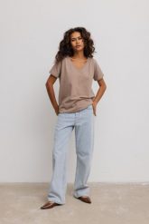 T shirt z dekoltem w kształcie V w kolorze LATTE- V NECK-M. T-shirty Marsala, m, bez wzorów, z bawełny, bez kołnierzyka, bez ramiączek. Za 69.90 zł.