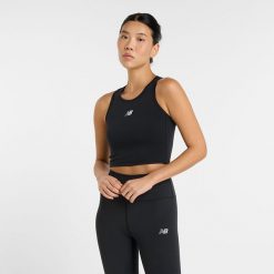 Koszulka damska New Balance WT51156BK – czarna. Czarne koszulki sportowe New Balance, z aplikacjami, z materiału, bez ramiączek, do biegania. Za 129.99 zł.