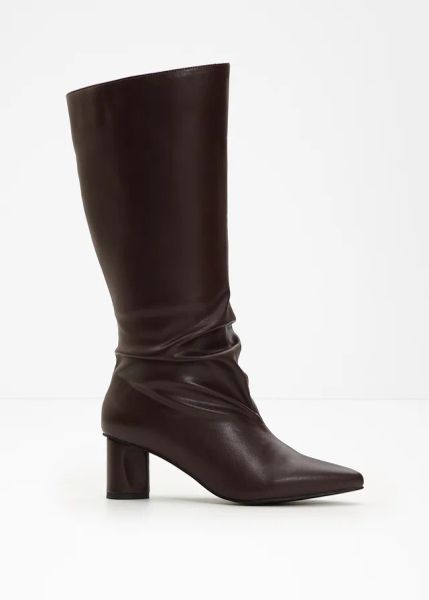 Kozaki. Brązowe kozaki bonprix, bez obcasa, bez zapięcia. Za 189.99 zł.