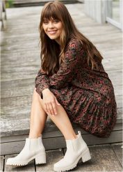 Botki typu chelsea. Brązowe botki bonprix, bez wzorów, bez obcasa, bez zapięcia. Za 147.99 zł.