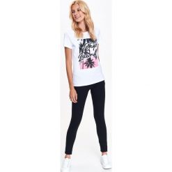 T-SHIRT DAMSKI Z NADRUKIEM. Białe t-shirty TROLL, xl, bez wzorów, z bawełny, bez kołnierzyka, bez ramiączek. W wyprzedaży za 19.99 zł.