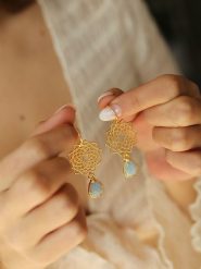 L'Atelier de Gaia Pozłacane kolczyki z opalami rozmiar: onesize. Niebieskie kolczyki L'Atelier de Gaia, z opalem, pozłacane, z zapięciem typu bigiel. Za 91.77 zł.