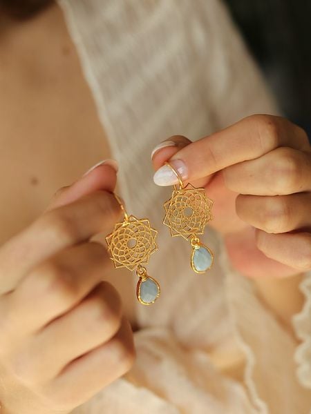 L'Atelier de Gaia Pozłacane kolczyki z opalami rozmiar: onesize. Niebieskie kolczyki L'Atelier de Gaia, z opalem, pozłacane, z zapięciem typu bigiel. Za 87.40 zł.