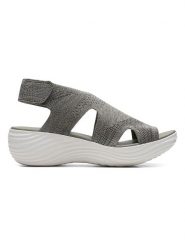 Clarks Skórzane sandały w kolorze szarym na koturnie rozmiar: 38. Szare sandały Clarks, bez wzorów, z otwartym noskiem, bez obcasa, na koturnie, bez zapięcia. Za 192.45 zł.