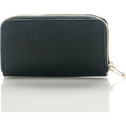 Skórzany portfel w kolorze czarnym - 20 x 10 x 1 cm. Czarne portfele Classe Regina, bez wzorów, z materiału. W wyprzedaży za 175.95 zł.