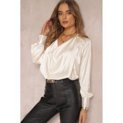 Jasnobeżowa Bluzka Satynowa z Lejącym Dekoltem Conni. Brązowe bluzki Renee, l, bez wzorów, z materiału, eleganckie, bez kołnierzyka, bez ramiączek. W wyprzedaży za 97.99 zł.
