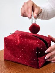 Kosmetyczka z ozdobnymi cyrkoniami - czerwony. Czerwone kufry i kosmetyczki Sinsay, bez wzorów, bez dodatków. Za 12.99 zł.