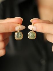 Pierres de Jade Pozłacane kolczyki z prehnitem rozmiar: onesize. Szare kolczyki Pierres de Jade, z prehnitem, pozłacane, z zapięciem typu bigiel. Za 74.63 zł.