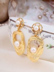 Pierres delicates Kolczyki z perłami w kolorze białym rozmiar: onesize. Białe kolczyki Pierres delicates, z perłą, z mosiądzu. Za 96.14 zł.