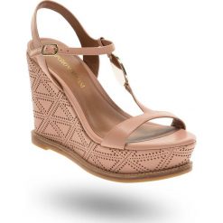 SANDAŁY NA KOTURNIE Emporio Armani. Brązowe sandały Emporio Armani, z aplikacjami, ze skóry, bez obcasa, na koturnie, bez zapięcia. Za 725.40 zł.