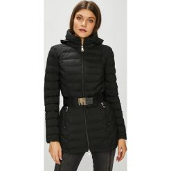 Guess Jeans - Kurtka Ramona. Kurtki Guess Jeans. W wyprzedaży za 539.90 zł.