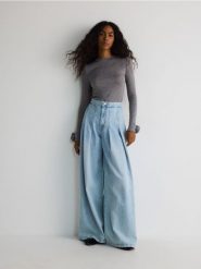 Jeansy wide leg z zakładkami - niebieski. Niebieskie jeansy Reserved, bez wzorów. W wyprzedaży za 109.99 zł.
