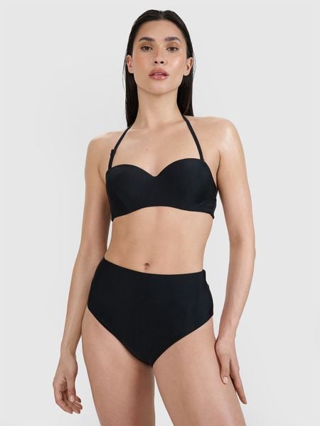 4F Góra od bikini damska - czarna S. Czarne szorty 4f, bez wzorów, z elastanu, eleganckie. Za 79.99 zł.