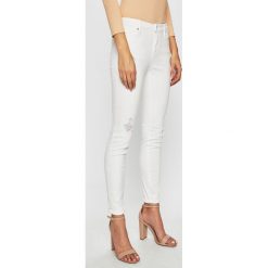 Armani Exchange - Spodnie. Białe spodnie materiałowe Armani Exchange, na co dzień, bez wzorów, z bawełny. W wyprzedaży za 399.90 zł.