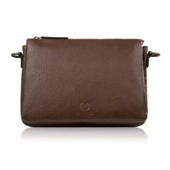 Torebka damska na ramię skórzana brązowa kompaktowa listonoszka Paolo Peruzzi IM-04-BR. Brązowe torby na ramię bez wzorów, ze skóry, eleganckie, na ramię, duże, bez dodatków. Za 229.00 zł.