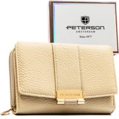 Beżowy portfel damski wykonany ze skóry ekologicznej o groszkowej fakturze, zamykany zatrzaskiem - Peterson. Brązowe portfele Peterson, bez wzorów, ze skóry ekologicznej. Za 99.99 zł.