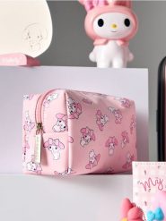 Wzorzysta kosmetyczka My Melody - różowy. Czerwone kufry i kosmetyczki Sinsay, bez wzorów, bez dodatków. Za 15.99 zł.