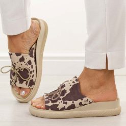 Beżowa krowa skórzane klapki damskie na platformie T.Sokolski 154. Brązowe klapki Sokolski, z aplikacjami, ze skóry, bez obcasa, na platformie. Za 259.00 zł.