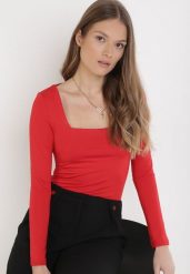 Czerwona Bluzka Alexusi. Czerwone bluzki Born2be, l, bez wzorów, z dzianiny, eleganckie, bez kołnierzyka, bez ramiączek. Za 69.99 zł.