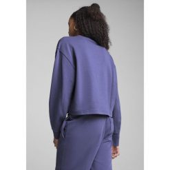 Damska bluza HER o luźnym kroju PUMA Blue Crystal. Niebieskie bluzy Puma, m, bez wzorów, prążkowane, bez kaptura. Za 134.99 zł.