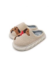 Wsuwane kapcie teddy z motywem jamnika - kremowy. Białe obuwie domowe Sinsay, bez wzorów, bez zapięcia. Za 29.99 zł.