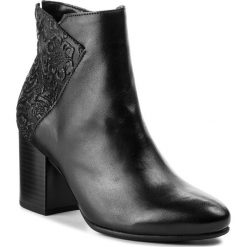 Botki GABOR - 91.740.27 Schwarz. Czarne botki Gabor, bez wzorów, z materiału, bez obcasa, na obcasie, bez zapięcia. W wyprzedaży za 379.00 zł.
