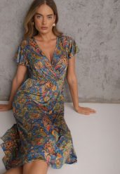 Niebieska Kopertowa Sukienka z Domieszką Wiskozy Zdobiona Wzorem Paisley Nesaleia. Niebieskie sukienki Renee, na co dzień, l, z aplikacjami, z materiału, casualowe, bez kołnierzyka, bez ramiączek, midi, kopertowe. Za 69.99 zł.