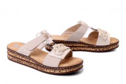 RIEKER 62936-60 beige, klapki damskie. Brązowe klapki Rieker, bez wzorów, bez obcasa, na koturnie. Za 299.90 zł.