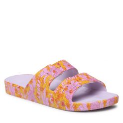 Klapki Freedom Moses. Czerwone klapki Freedom Moses, bez wzorów, bez obcasa. Za 259.99 zł.