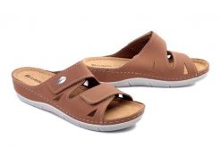 Inblu OE-01GU 021 camel, klapki damskie. Brązowe klapki Inblu, bez wzorów, ze skóry, bez obcasa, na koturnie. Za 109.90 zł.