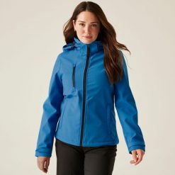 Softshell roboczy damski Venturer z kapturem. Niebieskie kurtki sportowe Regatta, na zimę, bez wzorów, z softshellu, z kapturem, trekkingowe. Za 269.99 zł.