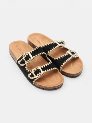 Klapki z dwoma paskami z klamrą w stylu boho - czarny. Czarne klapki Sinsay, bez wzorów, bez obcasa. Za 49.99 zł.