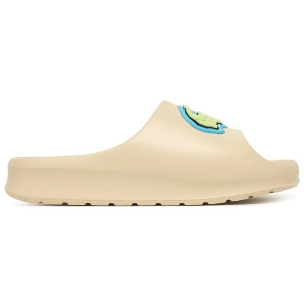 Klapki damskie Lacoste Serve Slide 2.0. Białe klapki Lacoste, bez wzorów, z dresówki, bez obcasa. Za 233.20 zł.