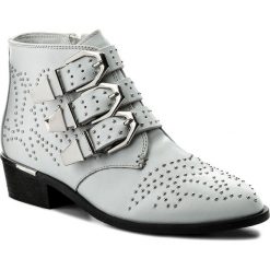 Botki BRONX - 47070-BG BX 025 White 04. Białe botki Bronx, z aplikacjami, z materiału, bez obcasa, bez zapięcia. W wyprzedaży za 319.00 zł.