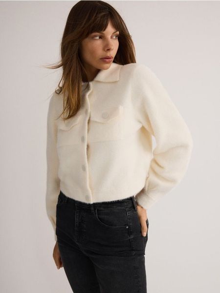 Kardigan z puszystego materiału - złamana biel. Kardigany Reserved, l, bez wzorów, z dzianiny. W wyprzedaży za 79.99 zł.