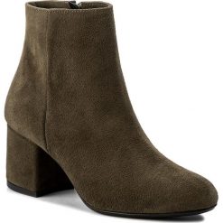 Botki R.POLAŃSKI - 0882 Oliwka/Zamsz. Zielone botki R.Polański, bez wzorów, ze skóry, bez obcasa, bez zapięcia. W wyprzedaży za 249.00 zł.