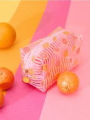 Kosmetyczka z motywem owocowym i ozdobną zawieszką - wielobarwny. Kufry i kosmetyczki Sinsay, bez wzorów, bez dodatków. Za 12.99 zł.