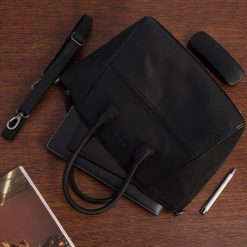 Torebka skórzana damska klasyczna duża A4 na ramię Beltimore czarna N34. Czarne torby na ramię bez wzorów, klasyczne, na ramię, duże, bez dodatków. Za 249.99 zł.