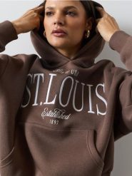 Dresowa bluza hoodie loose fit z napisem - brązowy. Brązowe bluzy Sinsay, l, bez wzorów, z dresówki, bez kaptura. Za 39.99 zł.