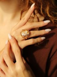 Pierres delicates Pozłacany pierścionek z masą perłową i cyrkoniami rozmiar: onesize. Białe pierścionki Pierres delicates, z cyrkonią, pozłacane. Za 65.99 zł.