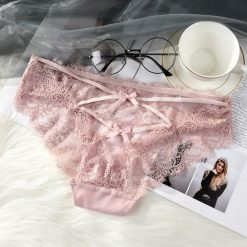 Stringi koronkowe z paseczkami na specjalne okazje Zeliha. Białe stringi Intica, bez wzorów, z koronki. W wyprzedaży za 59.00 zł.