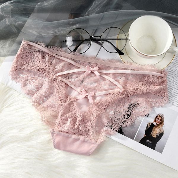 Stringi koronkowe z paseczkami na specjalne okazje Zeliha. Białe stringi Intica, bez wzorów, z koronki. W wyprzedaży za 59.00 zł.