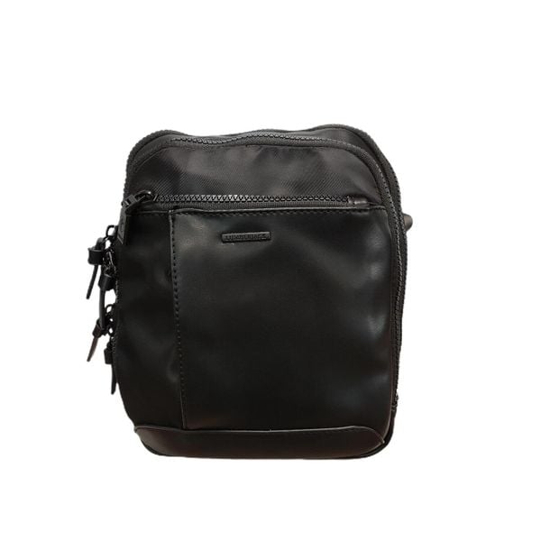 Torebka LUMBERJACK LK 3561. Czarne torby na ramię Lumberjack, bez wzorów, z poliesteru, małe, bez dodatków. Za 129.99 zł.