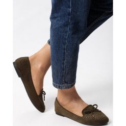 Zielone Mokasyny Eden. Zielone mokasyny Born2be, bez wzorów, z okrągłym noskiem, bez obcasa. Za 59.99 zł.