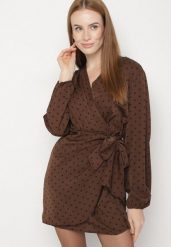 Brązowa Sukienka Kopertowa w Kropki z Wiązaniem w Talii Enevie. Brązowe sukienki Born2be, na co dzień, l, bez wzorów, eleganckie, bez kołnierzyka, bez ramiączek, mini, kopertowe. Za 149.99 zł.