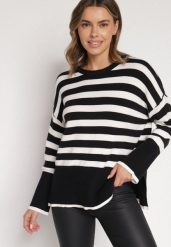 Biało-Czarny Sweter o Kroju Oversize z Motywem Pasków Irtusa. Białe swetry Born2be, bez wzorów, z jeansu, bez ramiączek. Za 79.99 zł.